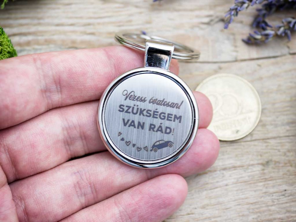 Vezess óvatosan autót medálos kulcstartó
