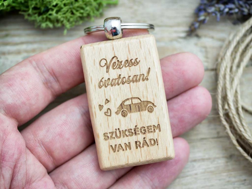 Vezess óvatosan fa medálos kulcstartó