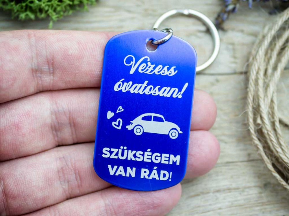 Vezess óvatosan medálos kulcstartó