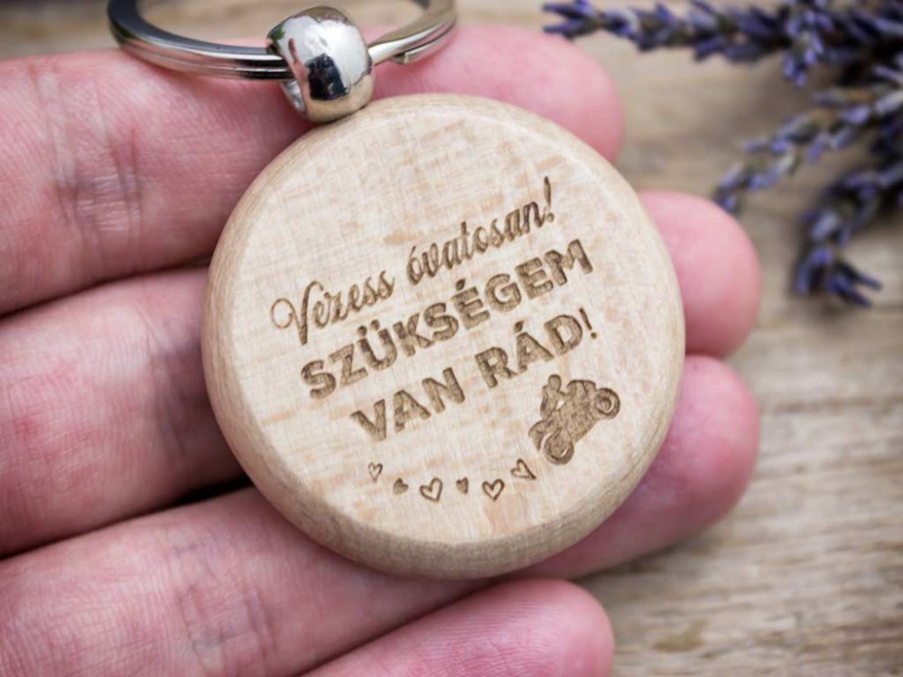 Vezess óvatosan motoros fa medálos kulcstartó